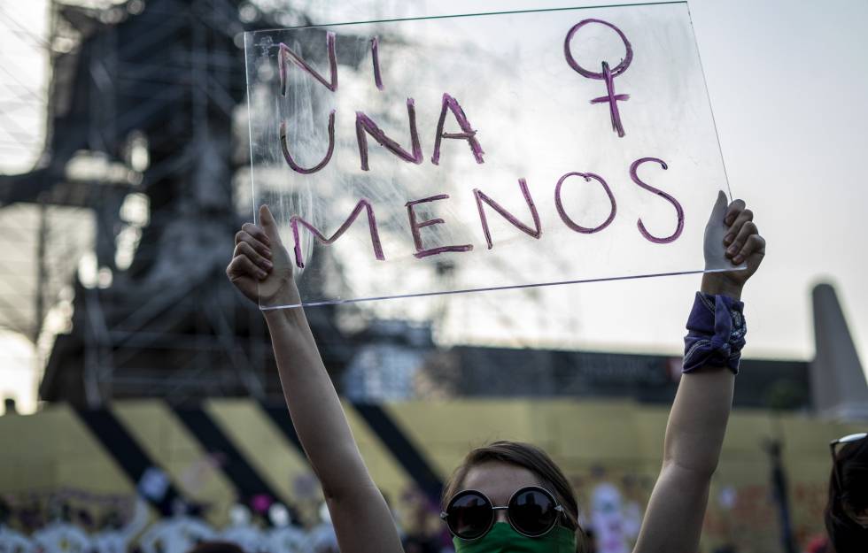 Mujeres participan en la marcha contra la violencia de género en Ciudad de México.