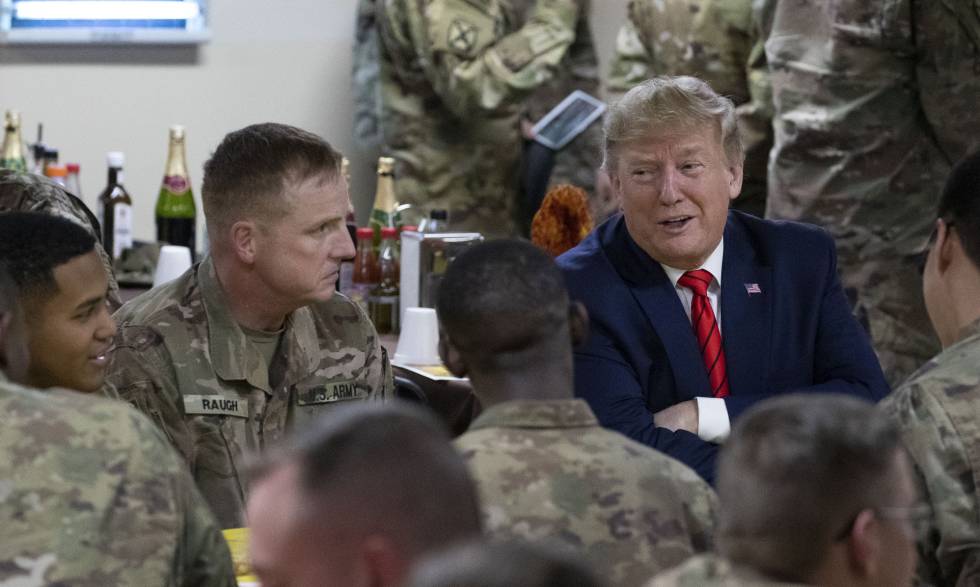 Trump habla con militares estadounidenses durante su visita sorpresa por Acción de Gracias.