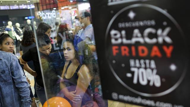 Compradores en un centro comercial de Caracas.