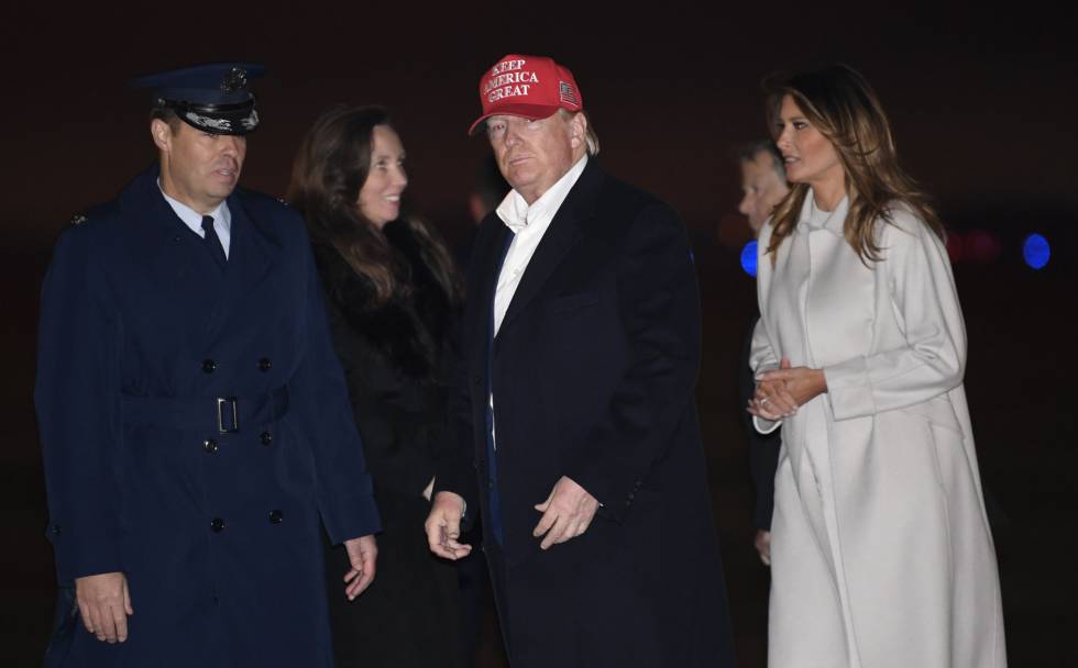 Donald Trump, junto a su esposa, Melania, este domingo a su llegada a la base de Saint Andrews.