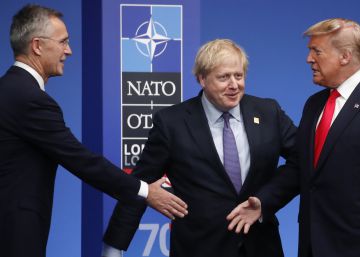 El secretario general de la OTAN, Jens Stoltenberg, saluda al presidente Donald Trump en presencia del primer ministro Boris Johnson, este miércoles en Londres.