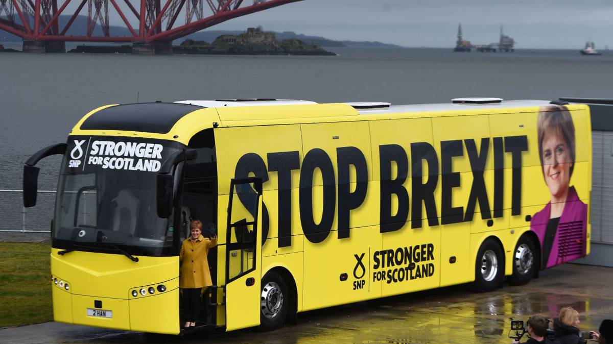 Nicola Sturgeon posa subida al autobús de campaña en Edimburgo.