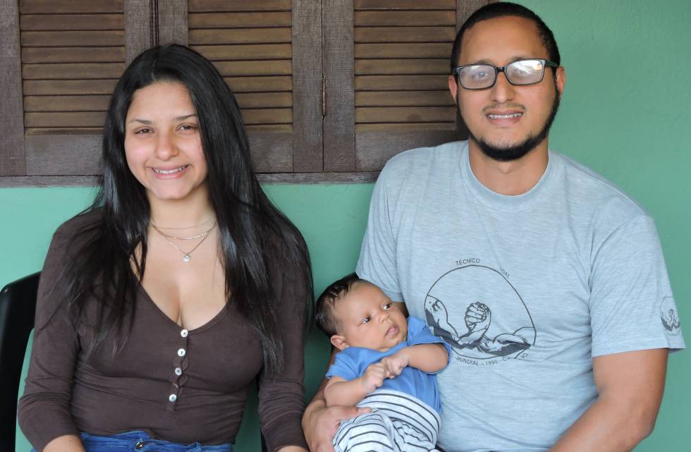 Sergio Jiménez y Samira posan con Saúl, el primer bebé nacido en Iguazú de padres venezolanos. 