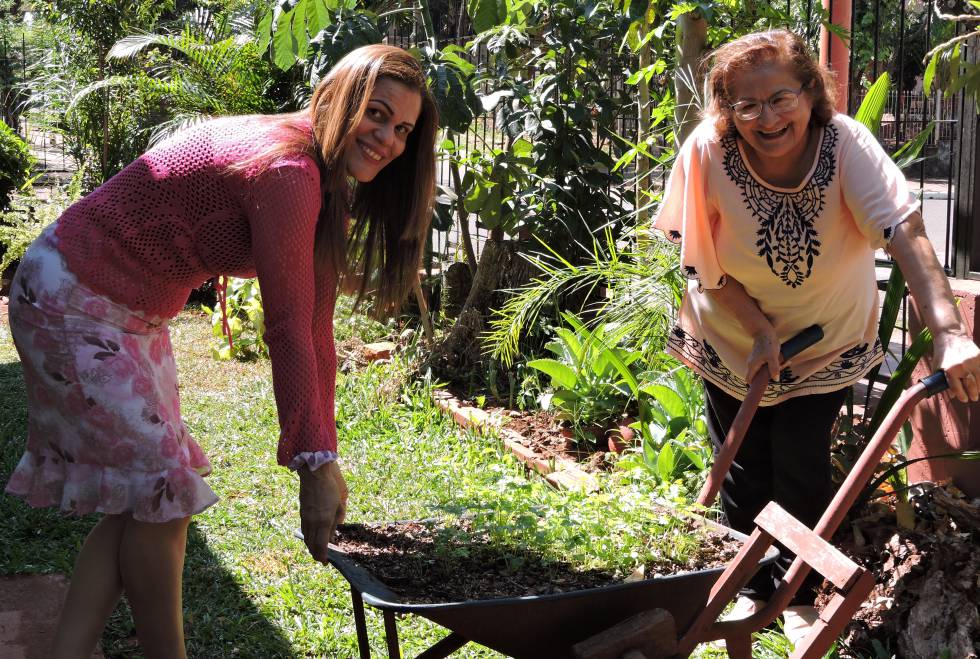 María Lezama (izquierda) y ´mamá Carmen' trabajan en el jardín del hostel que recibe a los venezolanos recién llegados a Iguazú.