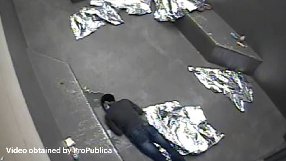 Captura do vídeo obtido por ProPublica que mostra o menor estendido no chão. ATENÇÃO: O vídeo contém imagens que podem ferir a sensibilidade do leitor.