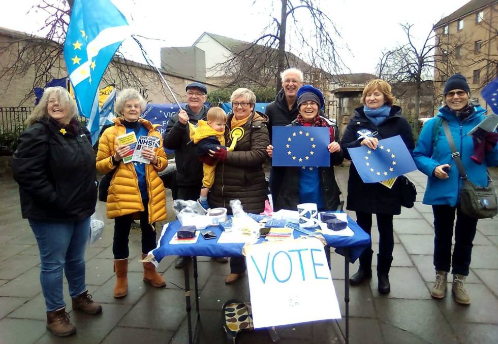 Un grupo de partidarios de la permanencia en la UE, entre ellos Bill Rodger (detrás con pelo blanco), el sábado en Edimburgo.