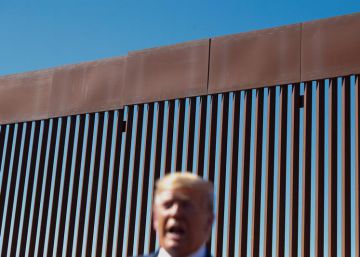 El presidente Trump visita una sección del muro de la frontera con México.