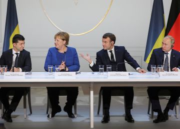 (From L) Ukrainian President Volodymyr Zelenskiy, German Chancellor Angela Merkel, French President Emmanuel Macron and Russian President Vladimir Putin give a press conference after a summit on Ukraine at the Elysee Palace in Paris, December 9, 2019.  Ludovic MarinPool via REUTERS