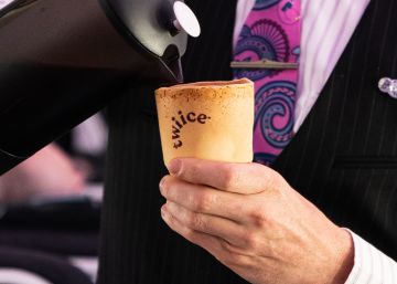 Comerse la taza tras beberse el café para cuidar el medioambiente