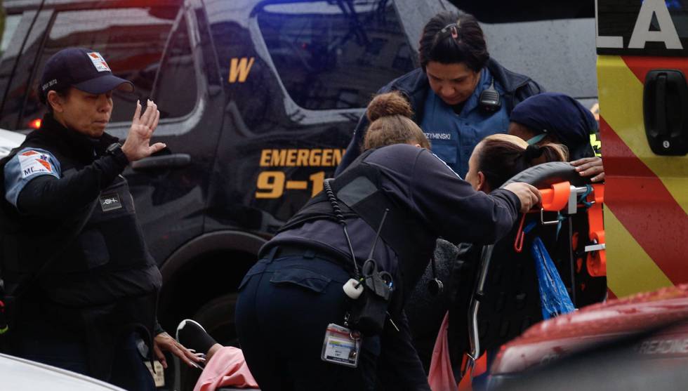 Una mujer recibe asistencia médica este martes en la zona del tiroteo registrado en Nueva Jersey.