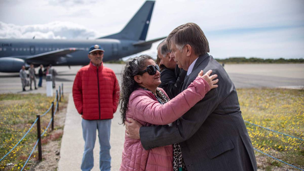 Familiares de los tripulantes del avión desaparecido en la Antártida.