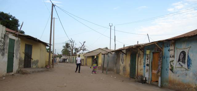 Una calle de Barra, 8.000 habitantes en el norte de Gambia. Fue la localidad más afectada por el naufragio del cayuco en Mauritania.