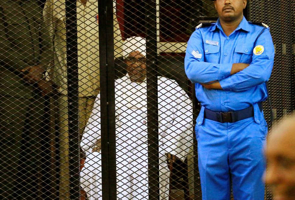 Al Bashhir, durante la lectura de la sentencia este sábado en Jartum.