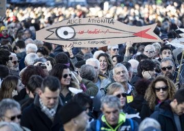 Unas 40.000 ‘sardinas’ se concentran en Roma para protestar contra Salvini