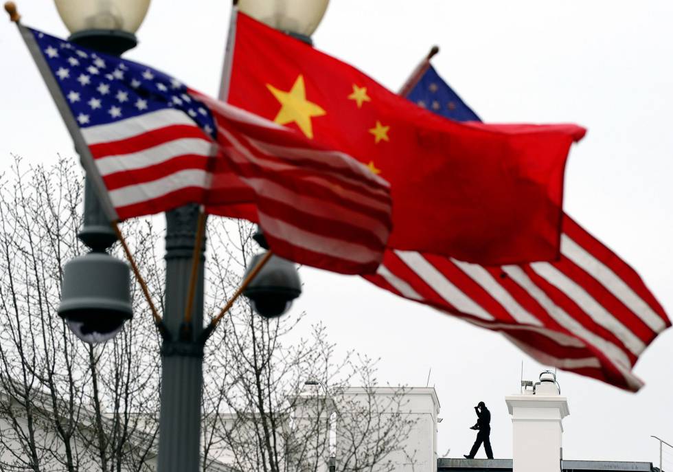 Banderas de EEUU y China junto a la Casa Blanca, en 2011.