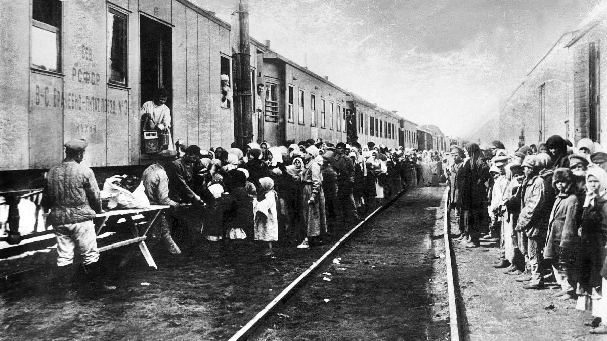 Un tren lleva suministros a los convictos que van a los campos de trabajo de Siberia, a finales de la década de 1920. 