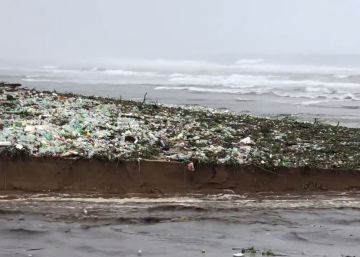 Un mar de plásticos baña una de las principales ciudades costeras de Sudáfrica