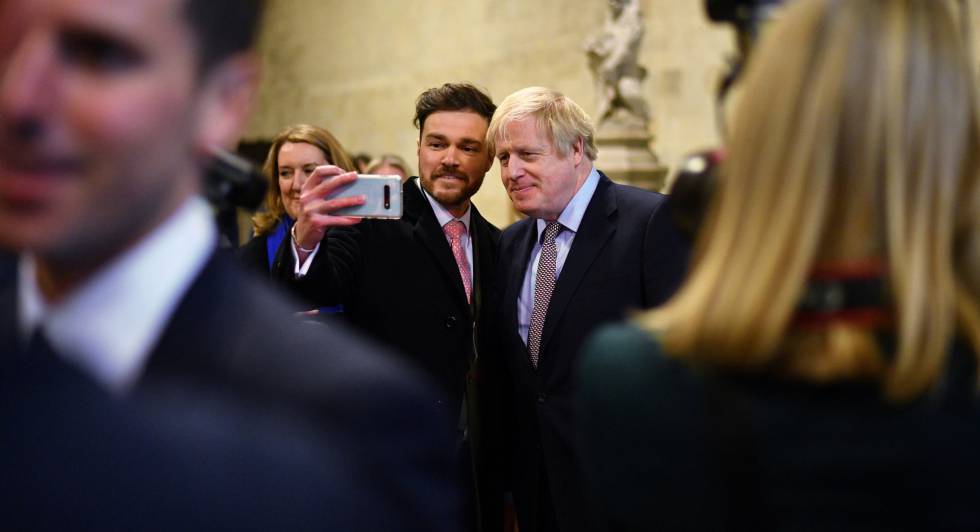 El primer ministro británico posa para hacerse un selfi en Westminster, ayer en Londres.