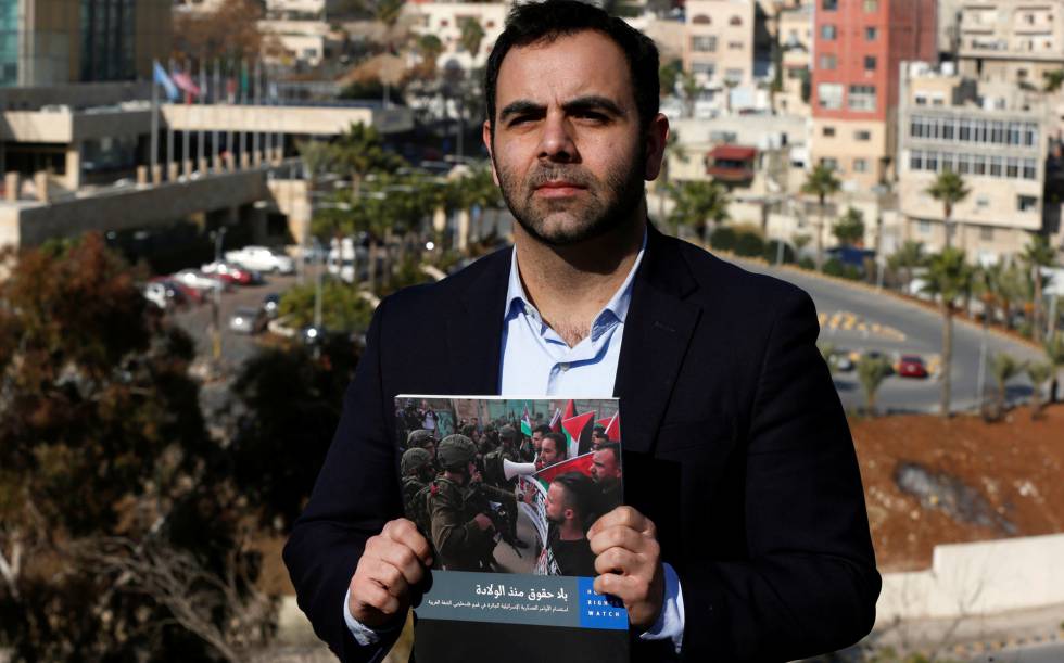 Omar Shakir, director de HRW para Israel y Palestina, muestra el informe de su ONG, el martes en AmÃ¡n.