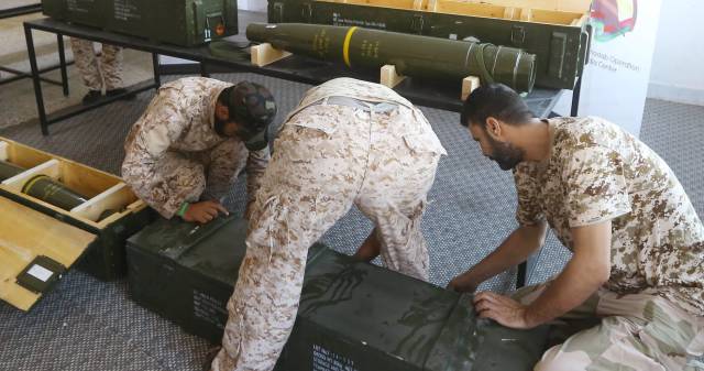 Uniformados del Gobierno de Unidad Nacional inspeccionan misiles enviados por Emiratos e incautados a las fuerzas leales al general Hafter, el pasado 29 de junio.