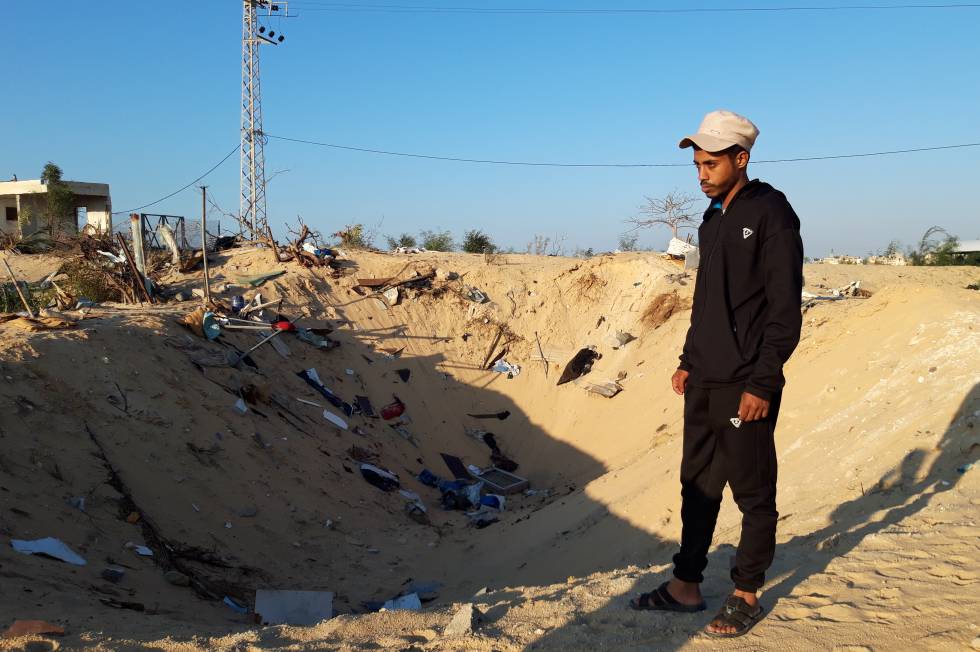 Mohamed Abu Malhus, neben dem Ort, an dem sich das Haus seiner Familie in Gaza befand.