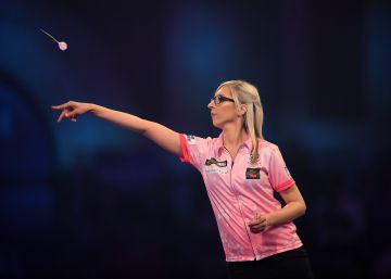 Una mujer vence por primera vez a un hombre en el mundial de dardos