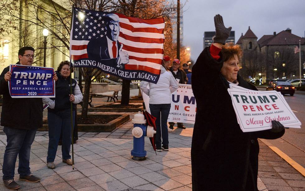 Seguidores de Trump este martes, en Charleston (Virginia Occidental).