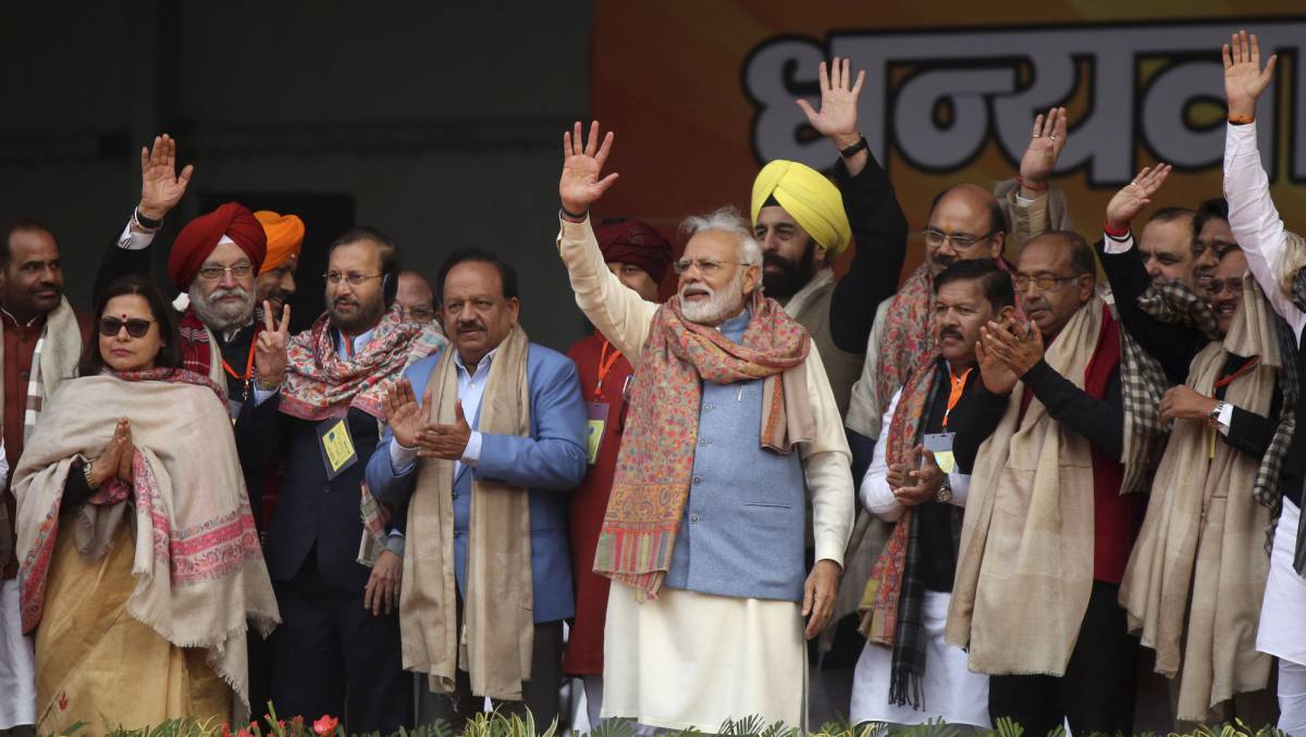 Narendra Modi, en el centro, este domingo en un acto de partido en Nueva Delhi.
