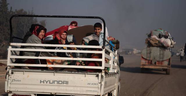 Civiles sirios huyen hacia la frontera con Turquía, el 20 de diciembre de 2019. 