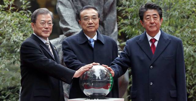 Desde la izquierda; Moon Jae-in, Li Keqiang y Shinzo Abeen Chengdú.
