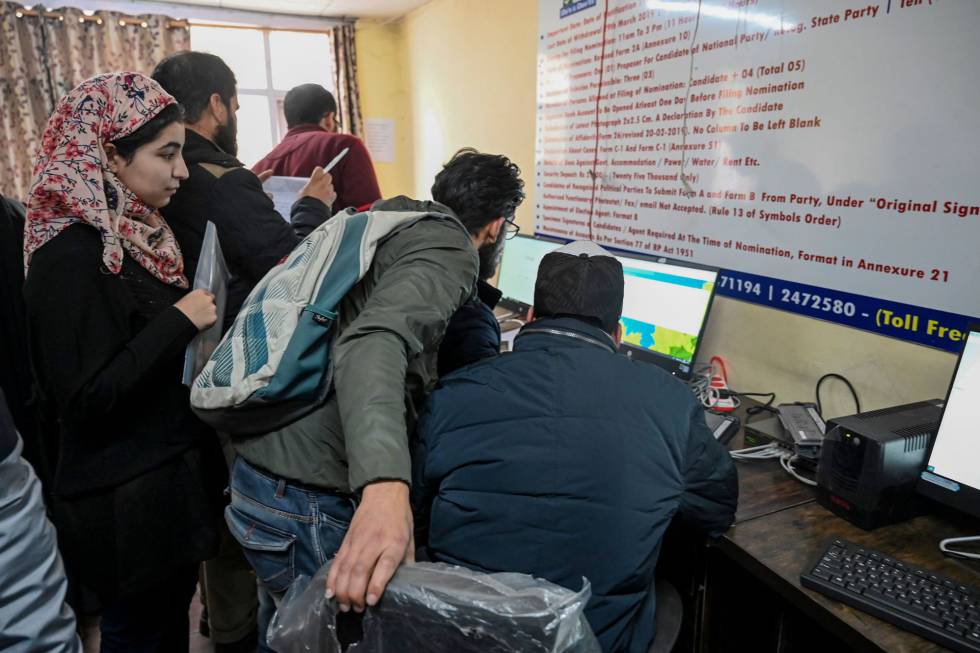 Estudiantes de Cachemira intentan acceder a Internet el 26 de noviembre en Srinagar.