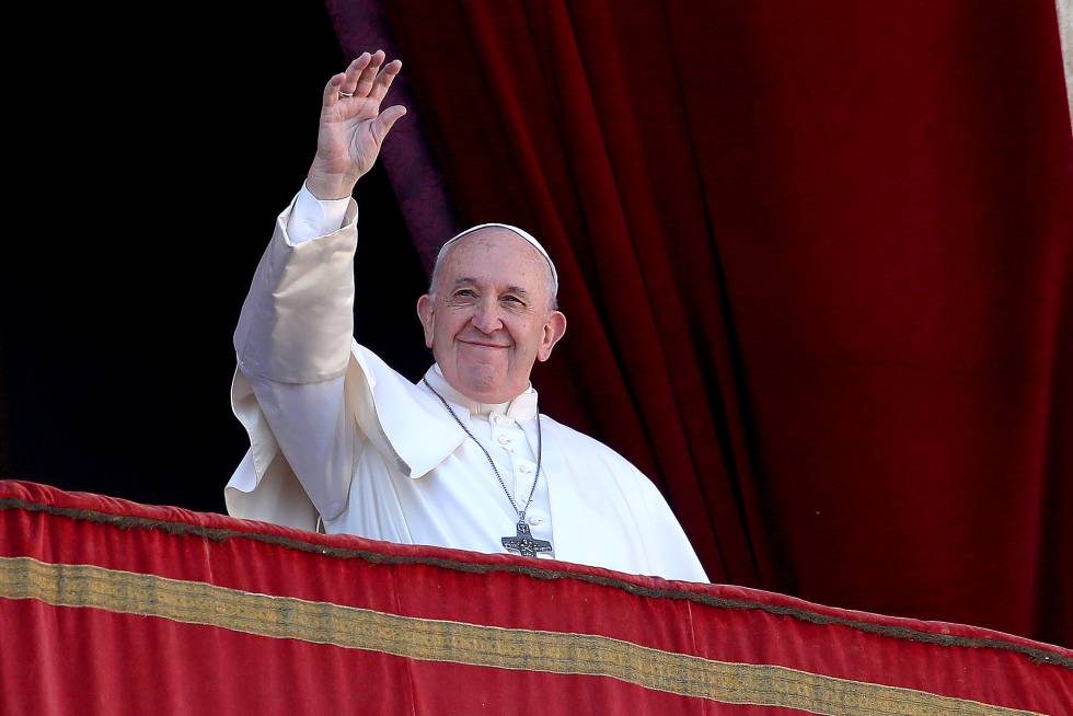 El Papa Francisco saluda desde un balcón del Vaticano este miércoles.