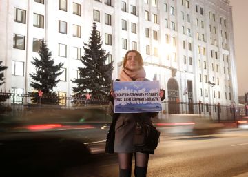 Una activista protesta por el arresto de Shaveddinov este miércoles en Moscú.