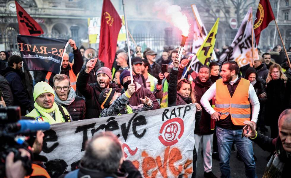 Trabajadores ferroviarios y del servicio metropolitano de transportes se volvieron a manifestar en París este jueves 