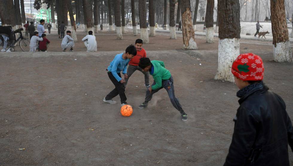 Un grupo de chicos juega al fútbol en un parque de Kabul, el pasado viernes.