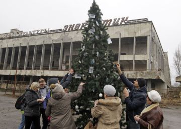 Los vecinos plantan en Prípiat el primer árbol de Navidad desde el accidente de Chernóbil