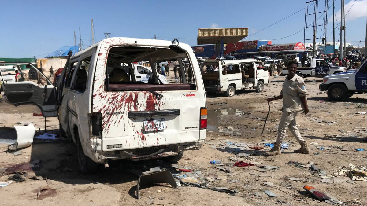 El lugar del atentado en Mogadiscio, este sábado.