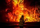 Los fuegos atrapan a 4.000 personas en una playa del sureste de Australia