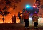 Los fuegos atrapan a 4.000 personas en una playa del sureste de Australia