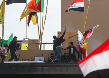 Manifestantes lanzan piedras este miércoles contra la Embajada de EE UU en Bagdad.