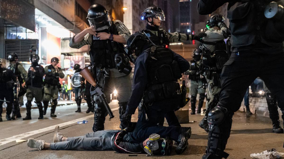 Policías antidisturbios arrestan a un manifestante, este miércoles en Hong Kong.