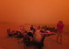 El Ejército rescata a miles de personas atrapadas por el fuego en Australia