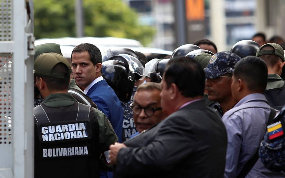 Guaidó, en las inmediaciones de la Asamblea Nacional, controlada por militares.