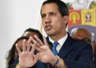 Guaidó jura su nuevo mandato entre golpes, gas lacrimógeno y cortes de luz