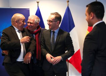Desde la izquierda, el ministro de Exteriores francés, Jean-Yves Le Drian; el jefe de la diplomacia europea, Josep Borrell; y el titular de Exteriores alemán, Heiko Maas, este martes en Bruselas.