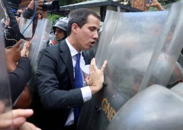 Guaidó jura su nuevo mandato entre golpes, gas lacrimógeno y cortes de luz