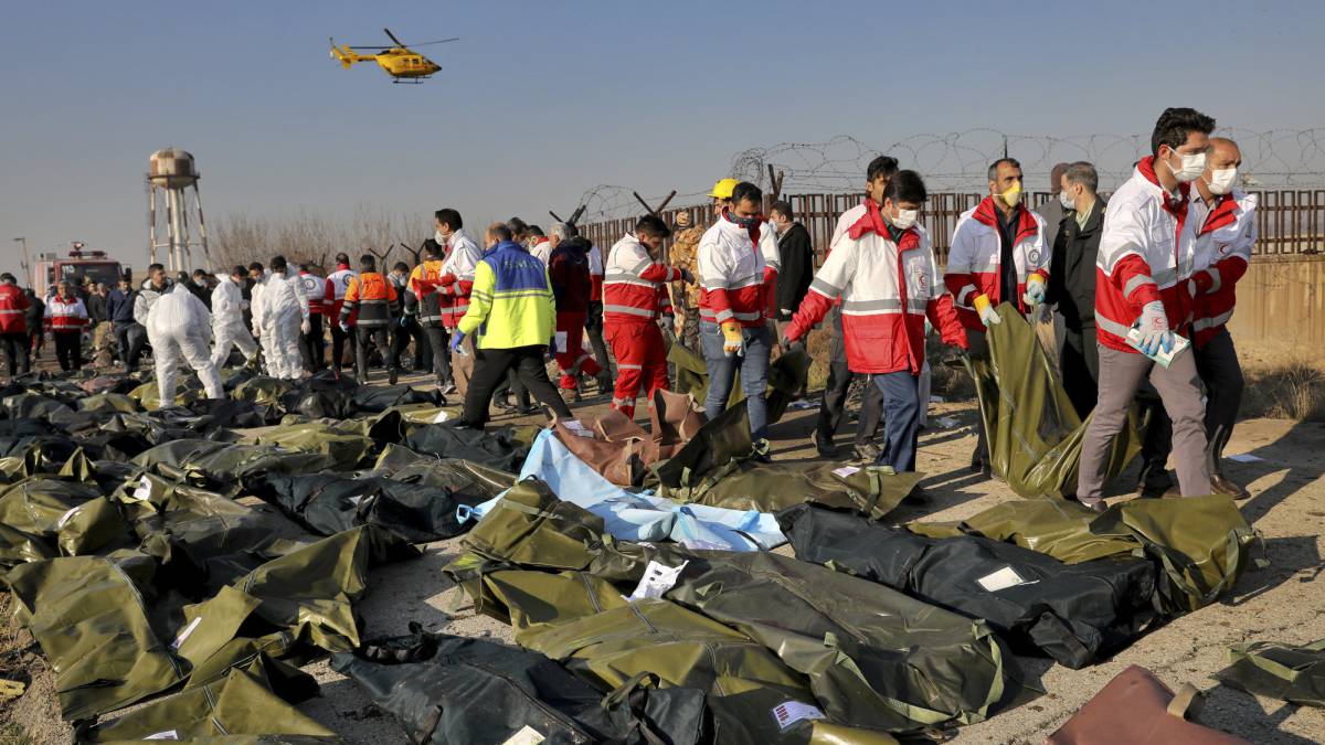 Los equipos de emergencia recuperan los cuerpos de las víctimas en el accidente de un avión ucranio en Irán.
