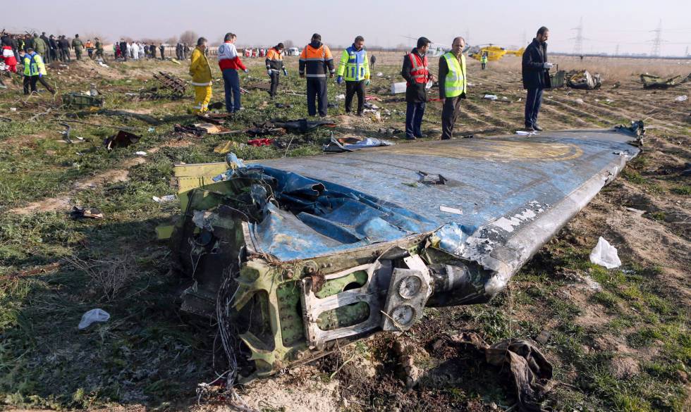Los restos del avión ucranio en Irán.
