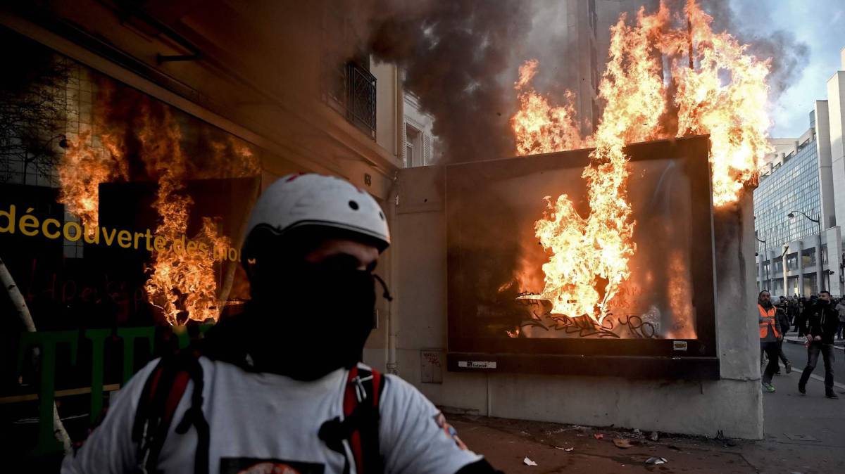 Disturbios durante una manifestación en París.
