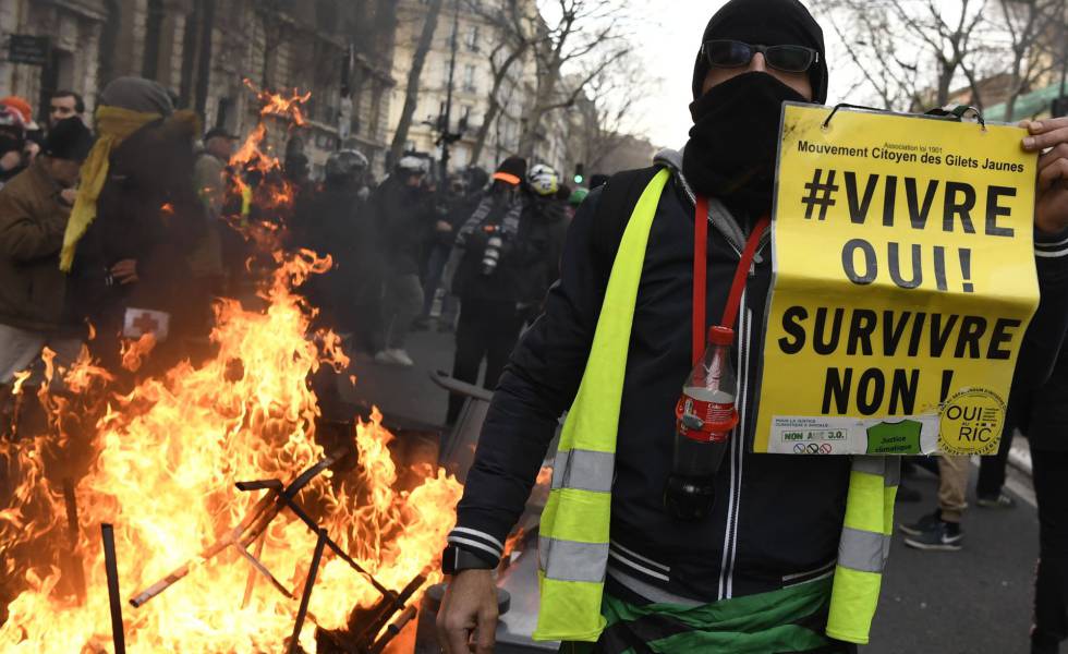 Imagen de un manifestante este sábado en París.